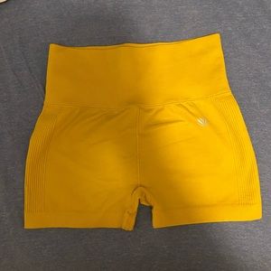 Ribbed active shorts